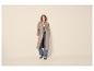 Femme en trench-coat beige, chemise rayée, jean et mocassins bicolores.