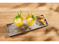 Deux verres de thé citron-menthe avec citronnelle, et deux cannoli sur un plateau.