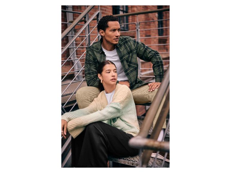Couple détendu en tenue décontractée en extérieur.