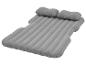 Matelas gonflable de voiture avec deux coussins.