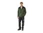 Homme en veste polaire verte et pantalon de travail noir.
