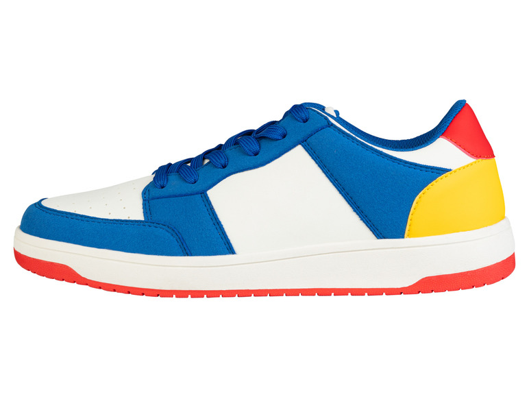 Une basket blanche et bleue avec des accents rouges et jaunes.
