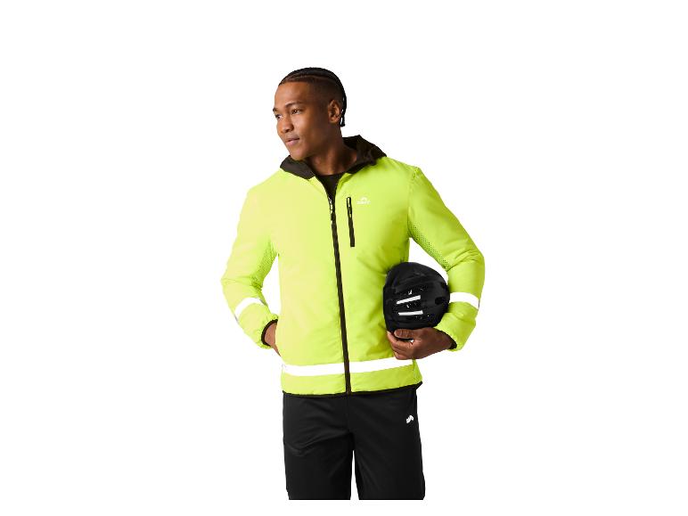 Homme en veste de cyclisme jaune fluo et pantalon noir, tenant un casque de vélo.