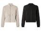 Deux vestes zippées : une beige avec de grandes poches et une noire.