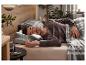 Homme dormant sur un oreiller de soutien cervical LIVARNO® Premium dans une chambre douillette.