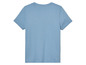 Un t-shirt bleu clair à manches courtes.