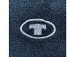 Logo brodé en forme de T dans un ovale sur un tissu éponge bleu foncé.