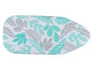 Une housse de planche à repasser avec un motif de feuilles tropicales.