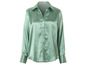 Une chemise en satin vert clair à manches longues.