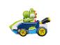 Yoshi dans une voiture de course bleue avec des roues jaunes.