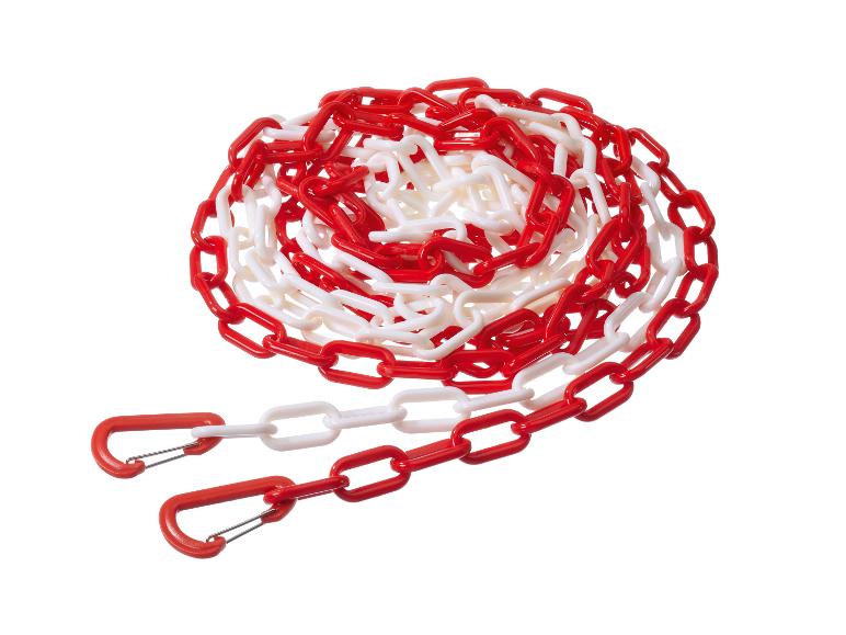 Chaîne en plastique rouge et blanche avec deux mousquetons rouges, enroulée sur fond blanc.