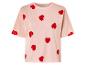 Un t-shirt rose avec des cœurs rouges.