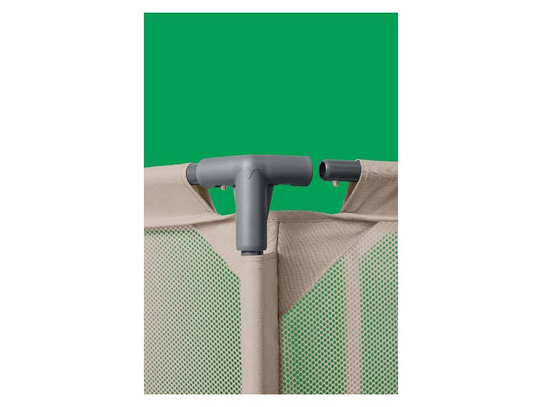 Gros plan d'un panier à linge beige avec un connecteur en plastique gris sur fond vert.