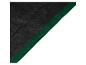 Un coin d'un tapis de trampoline noir avec une bordure verte.