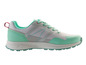 Une paire de baskets blanches et vert clair avec un accent rouge.