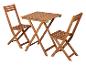 Une table de jardin en bois avec deux chaises pliantes assorties.