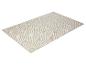 Tapis beige et blanc à motifs géométriques.