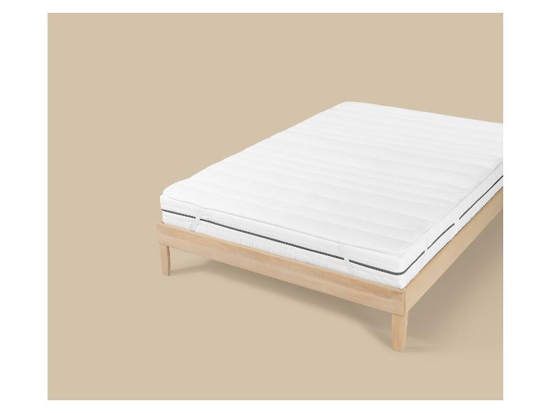 Cadre de lit en bois avec matelas blanc et protège-matelas