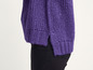 Un pull en maille violet à la coupe décontractée.