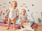 Deux bébés portent des maillots de bain mignons sur le thème de la mer.