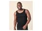 Homme souriant en débardeur noir et slip noir.