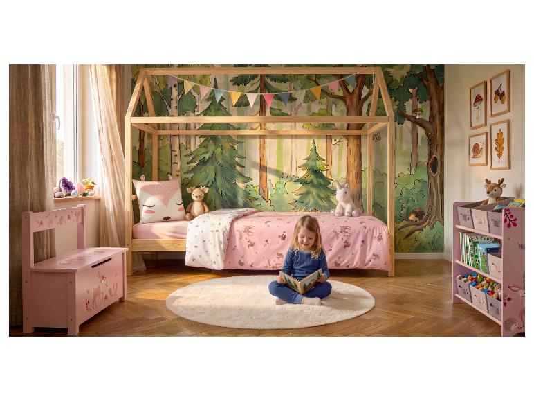 Chambre d'enfant sur le thème de la forêt, lit en bois, meubles roses et une fille lisant.