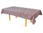 Table avec nappe grise à motif floral.