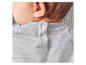 Un pull gris pour bébé avec des boutons dans le dos.