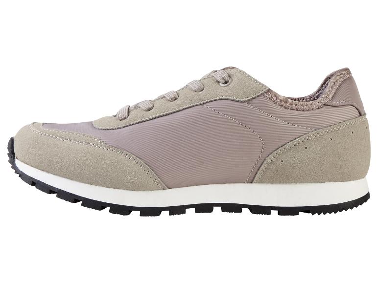 Une chaussure de sport beige avec des lacets et une semelle blanche.