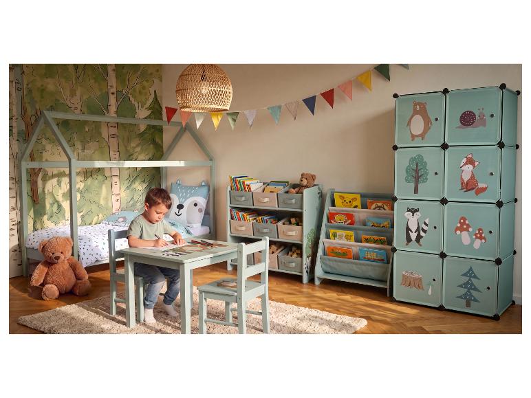 Chambre d'enfant avec lit en bois, table et chaises, étagères à livres et cubes de rangement à motifs forestiers.