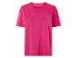Un t-shirt rose à manches courtes.
