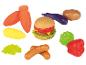 Un hamburger jouet, des saucisses, des carottes et d'autres légumes jouets.