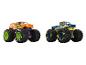 Deux monster trucks, un orange avec la marque 'Jester' et un bleu avec des éclairs.