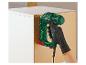 Aggrafeuse électrique Parkside utilisée pour assembler du mobilier.