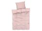 Une housse de couette rose avec des taies d'oreiller assorties.
