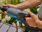 Une main tenant un nettoyeur haute pression Gardena