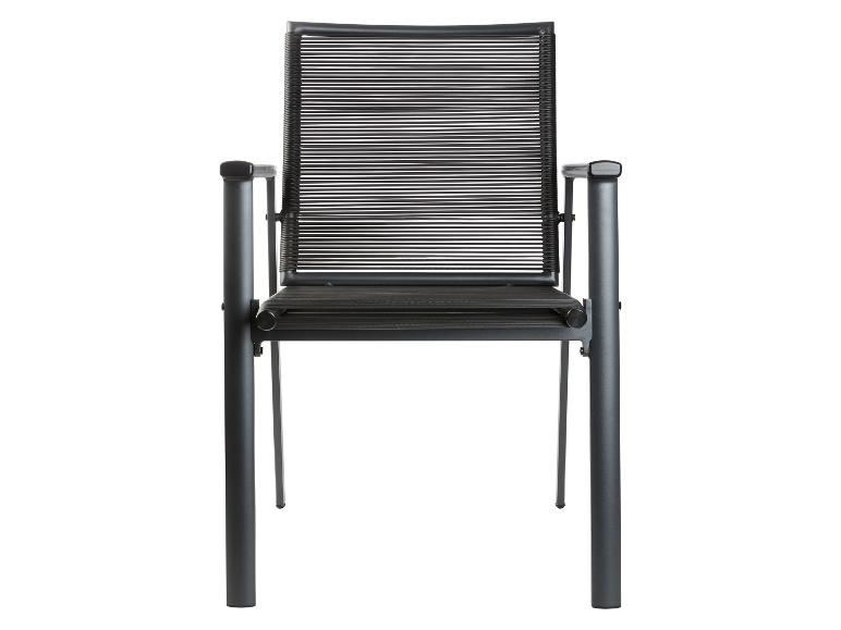 Une chaise noire avec un dossier tressé.