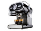 Une machine à espresso SilverCrest noire fait deux tasses de café.