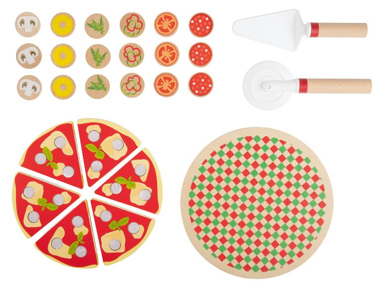 Jouets en bois en forme de pizza avec des garnitures et des outils pour couper.