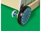Gros plan d'une roue de trotteur en bois avec un bouton de réglage bleu clair.