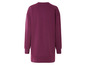 Une robe pull bordeaux à manches longues.