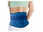 Femme portant une ceinture de soutien dorsal bleue sur un pantalon blanc et un haut vert clair.