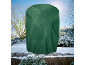 Housse de protection verte pour plantes dans un jardin enneigé et ensoleillé.