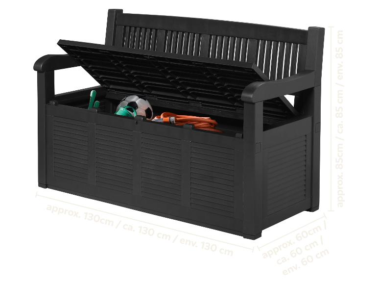 Banc de jardin noir avec rangement, contenant un ballon de football, un tuyau d'arrosage et des outils de jardinage.