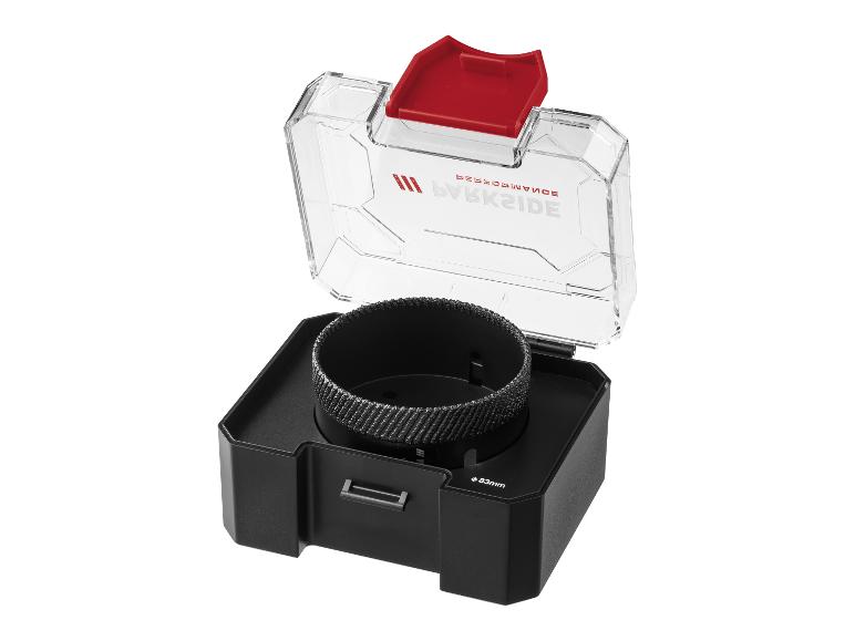 Boîte noire avec couvercle transparent et fermoir rouge, contenant un disque de meulage rond.