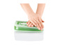 Une main appuie sur un moule en silicone vert pour des glaçons.