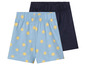 Deux shorts pour garçons, un à imprimé soleil et un bleu foncé.