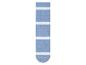 Chaussettes de bébé bleues avec des rayures blanches et des points antidérapants.