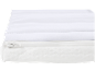 Housse de matelas blanche avec fermeture éclair et surface matelassée.