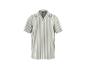 Chemise à manches courtes rayée gris et blanc avec col ouvert.